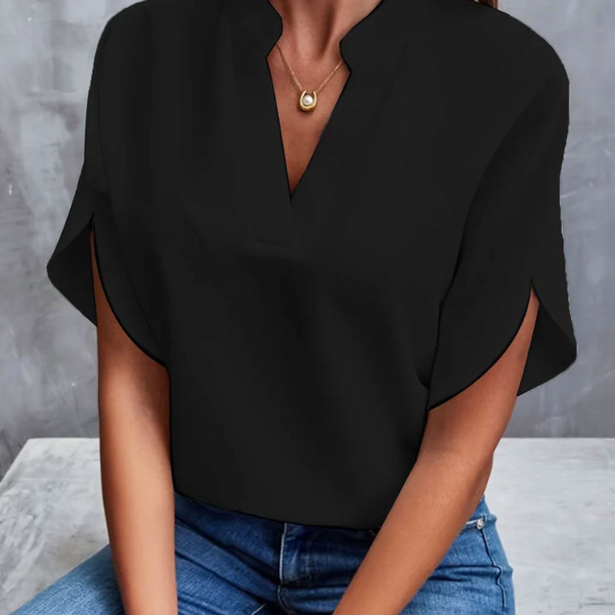 Chemise Blanche Élégante à Col V
