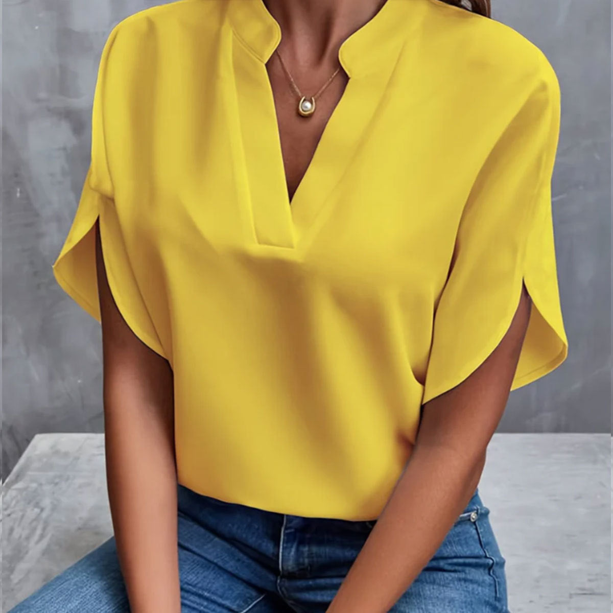 Chemise Blanche Élégante à Col V